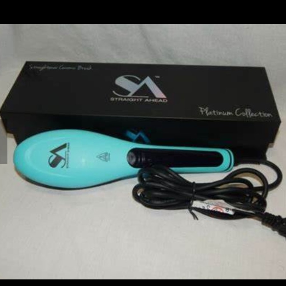 Ceramic straightener brush by Straight Ahead